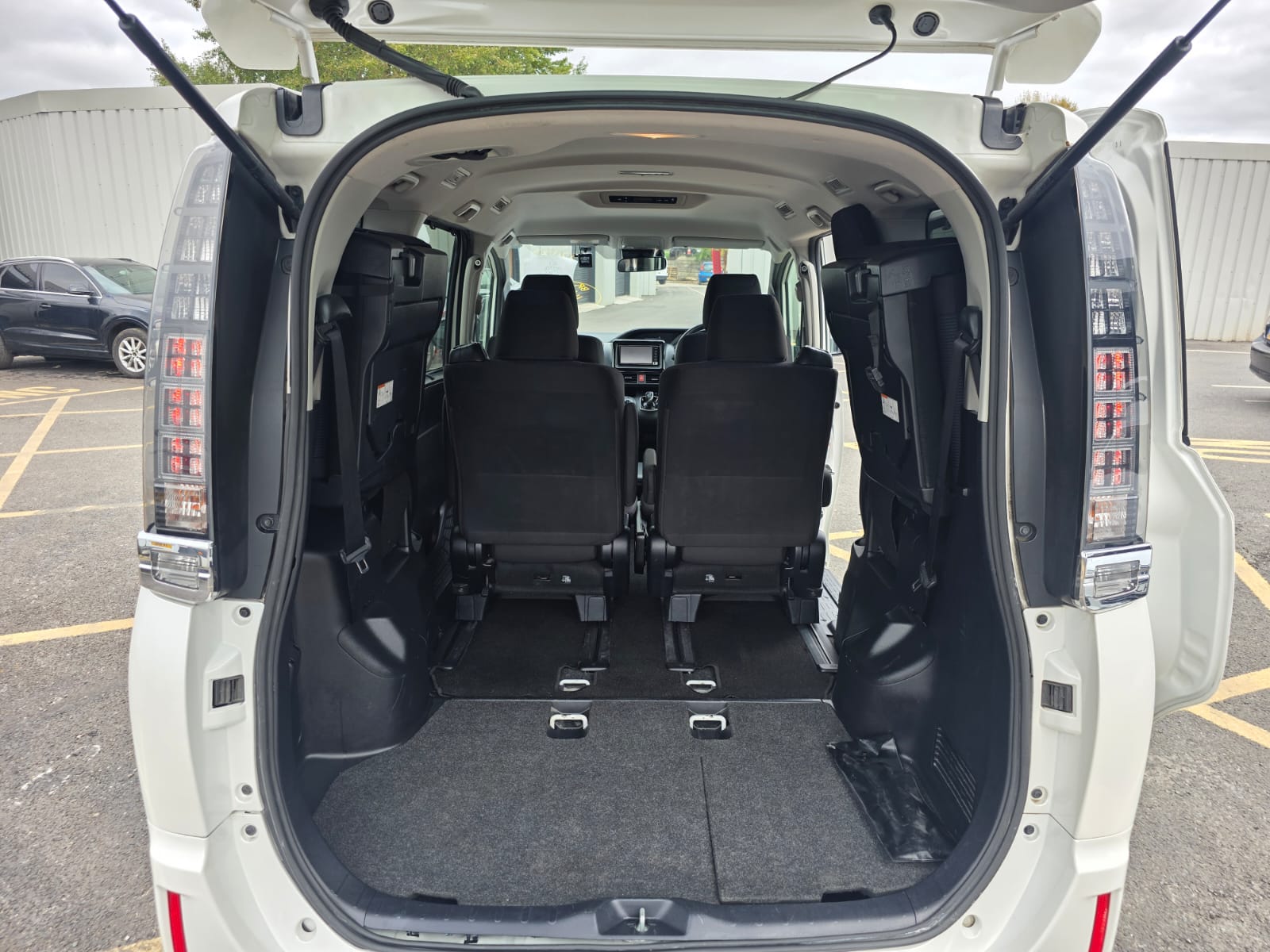 TOYOTA VOXY - Image 6