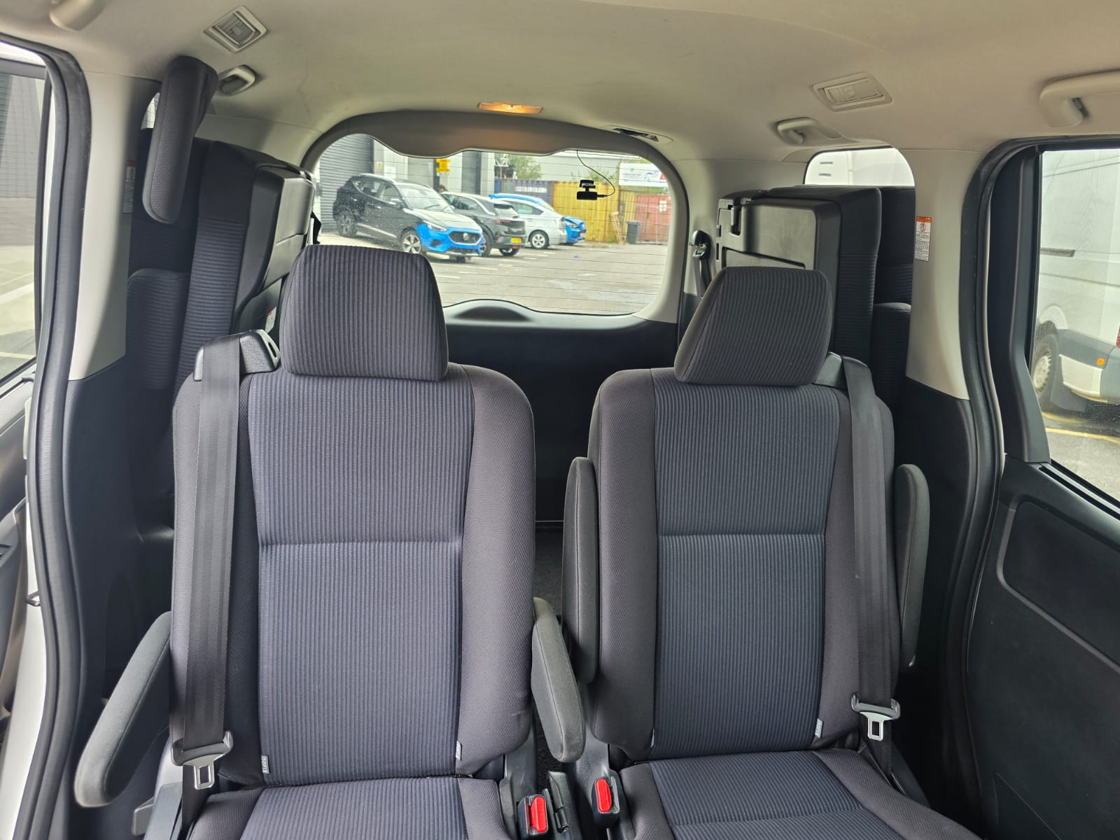 TOYOTA VOXY - Image 7