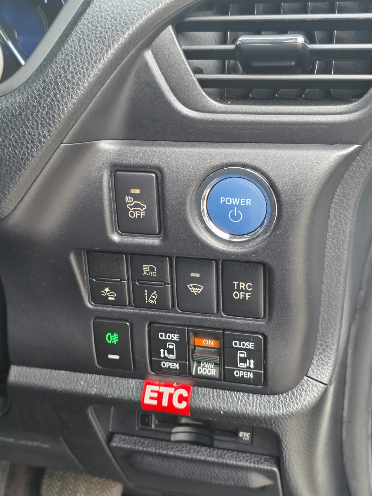 TOYOTA VOXY - Image 10