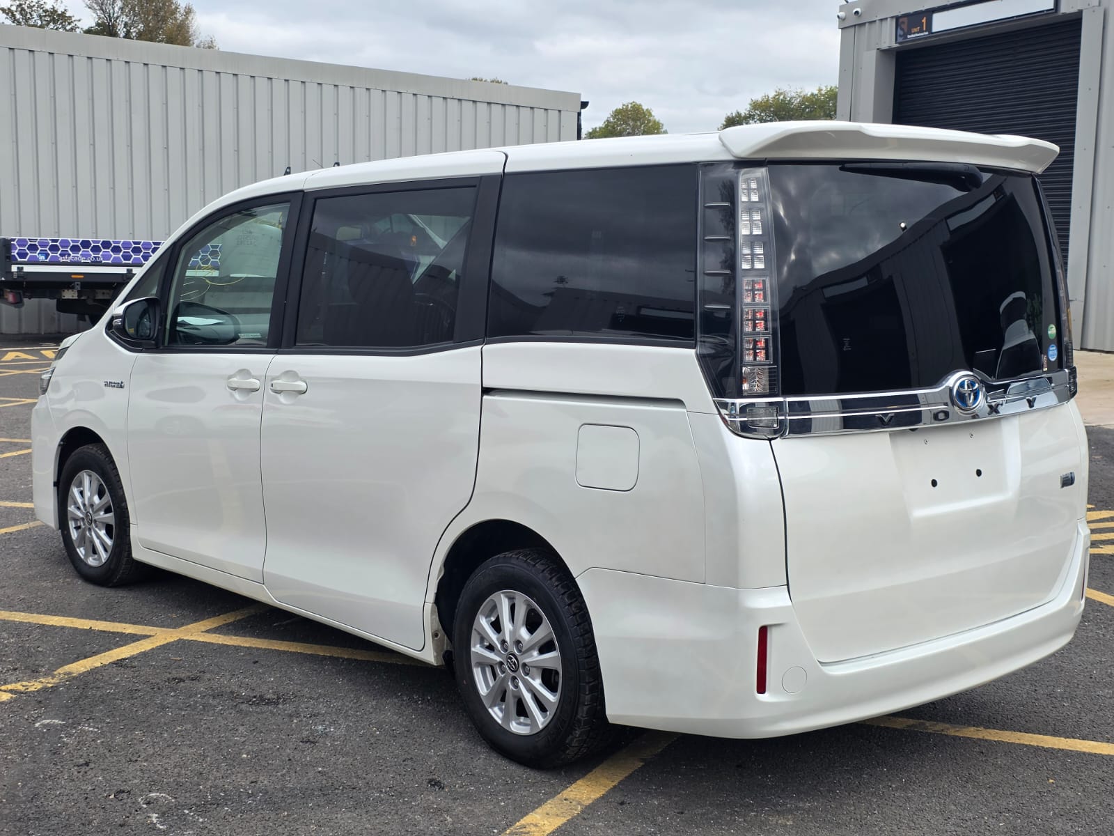 TOYOTA VOXY - Image 4