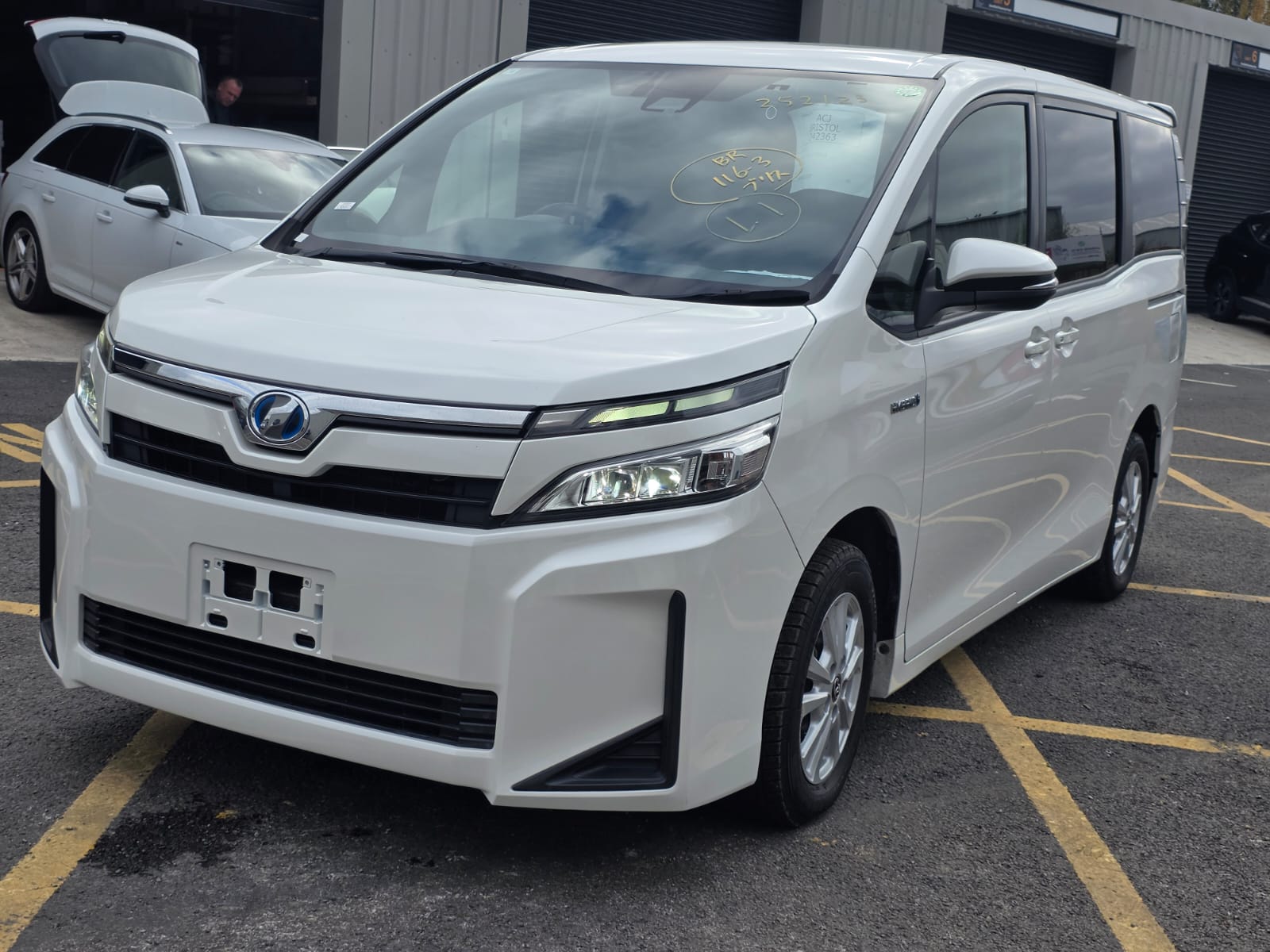 TOYOTA VOXY - Image 3