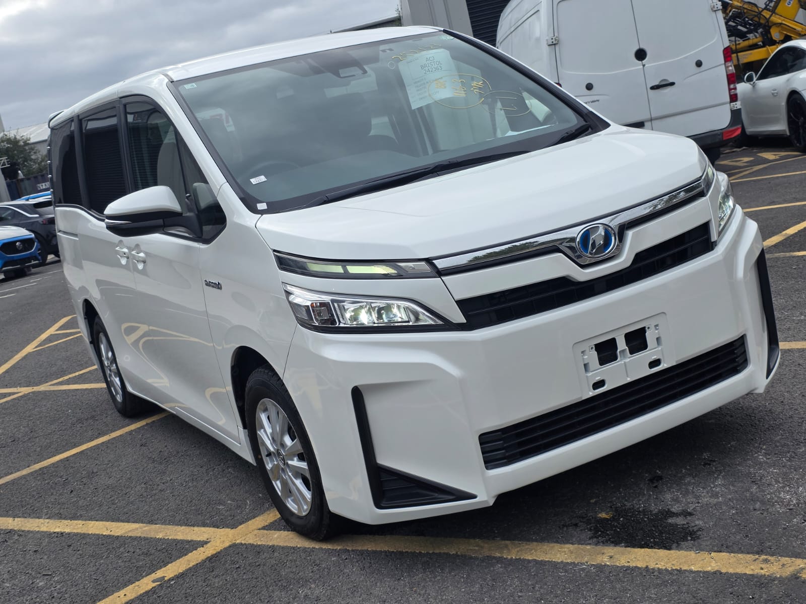 TOYOTA VOXY - Image 2