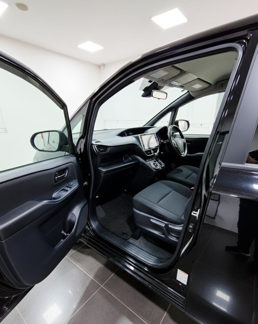 TOYOTA  VOXY - Image 6