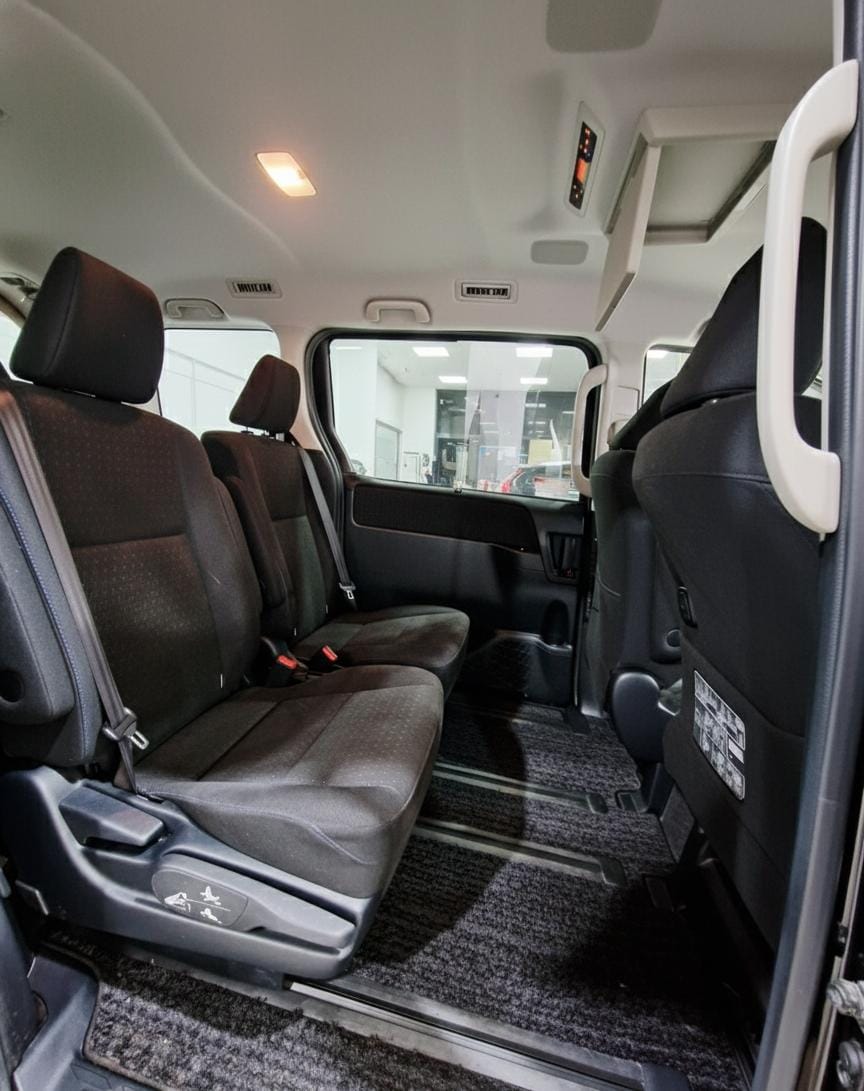 TOYOTA  VOXY - Image 7