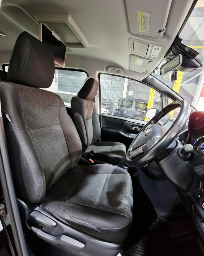 TOYOTA  VOXY - Image 8