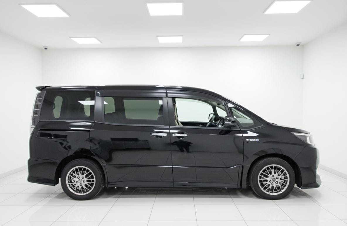 TOYOTA NOAH - Image 2