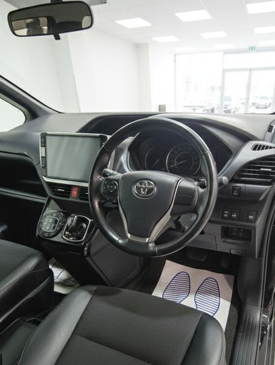 TOYOTA NOAH - Image 5