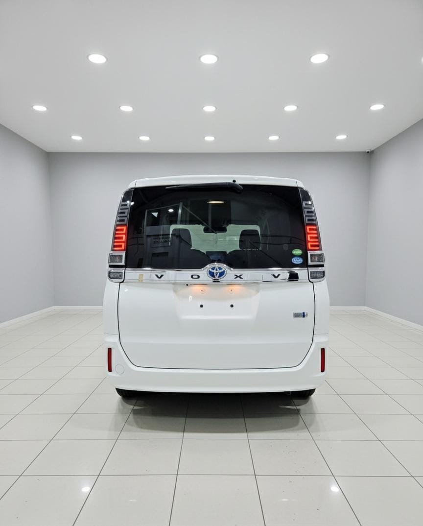 TOYOTA VOXY - Image 4