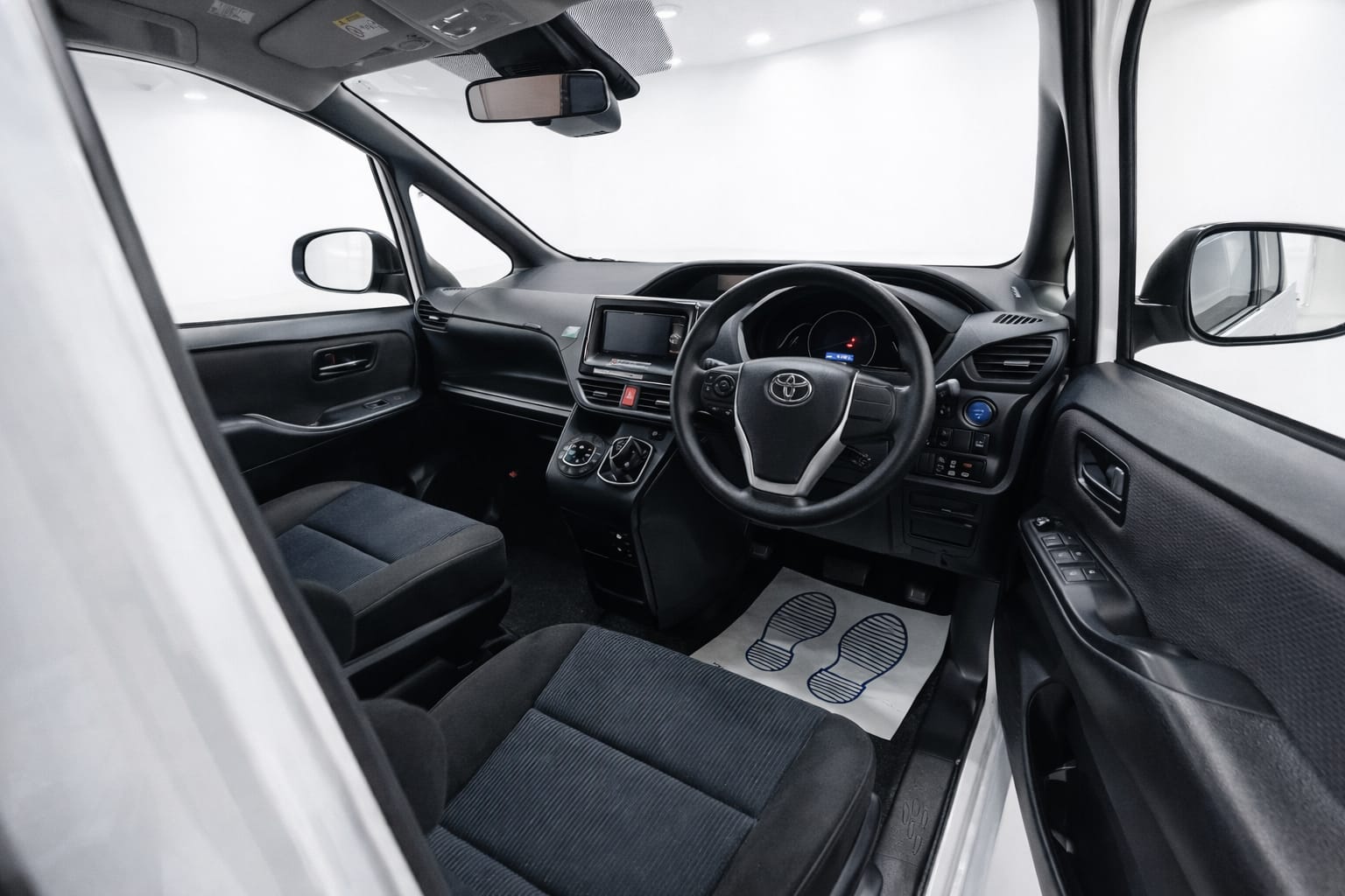 TOYOTA VOXY - Image 6