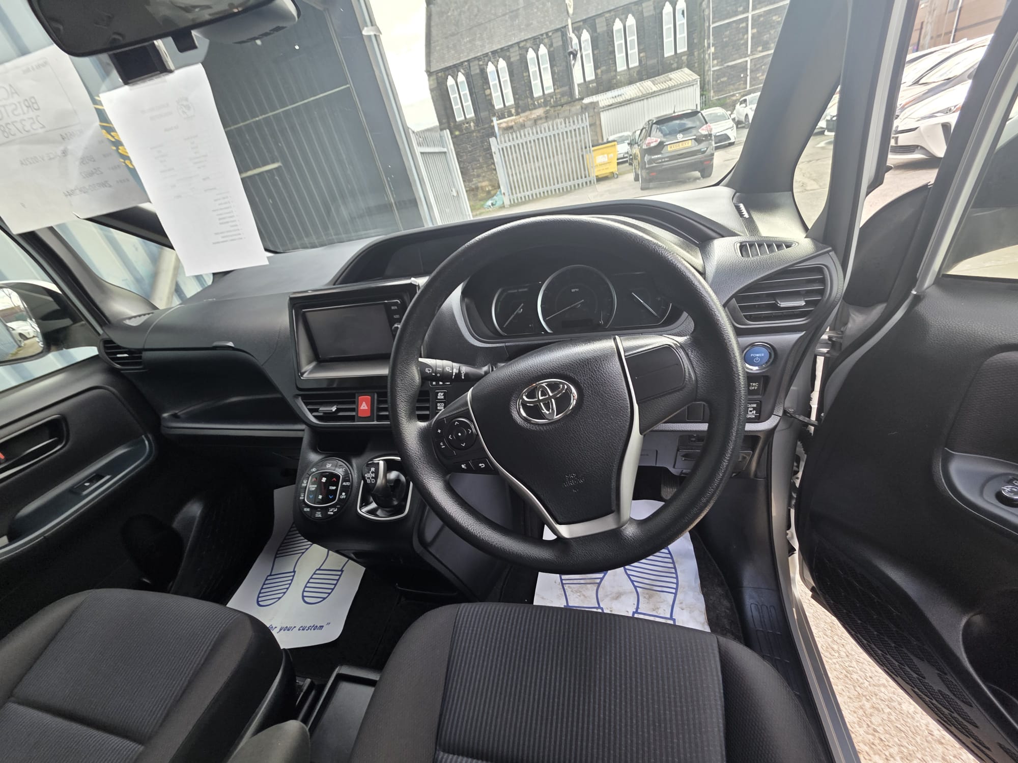 Toyota Noah  - Image 2