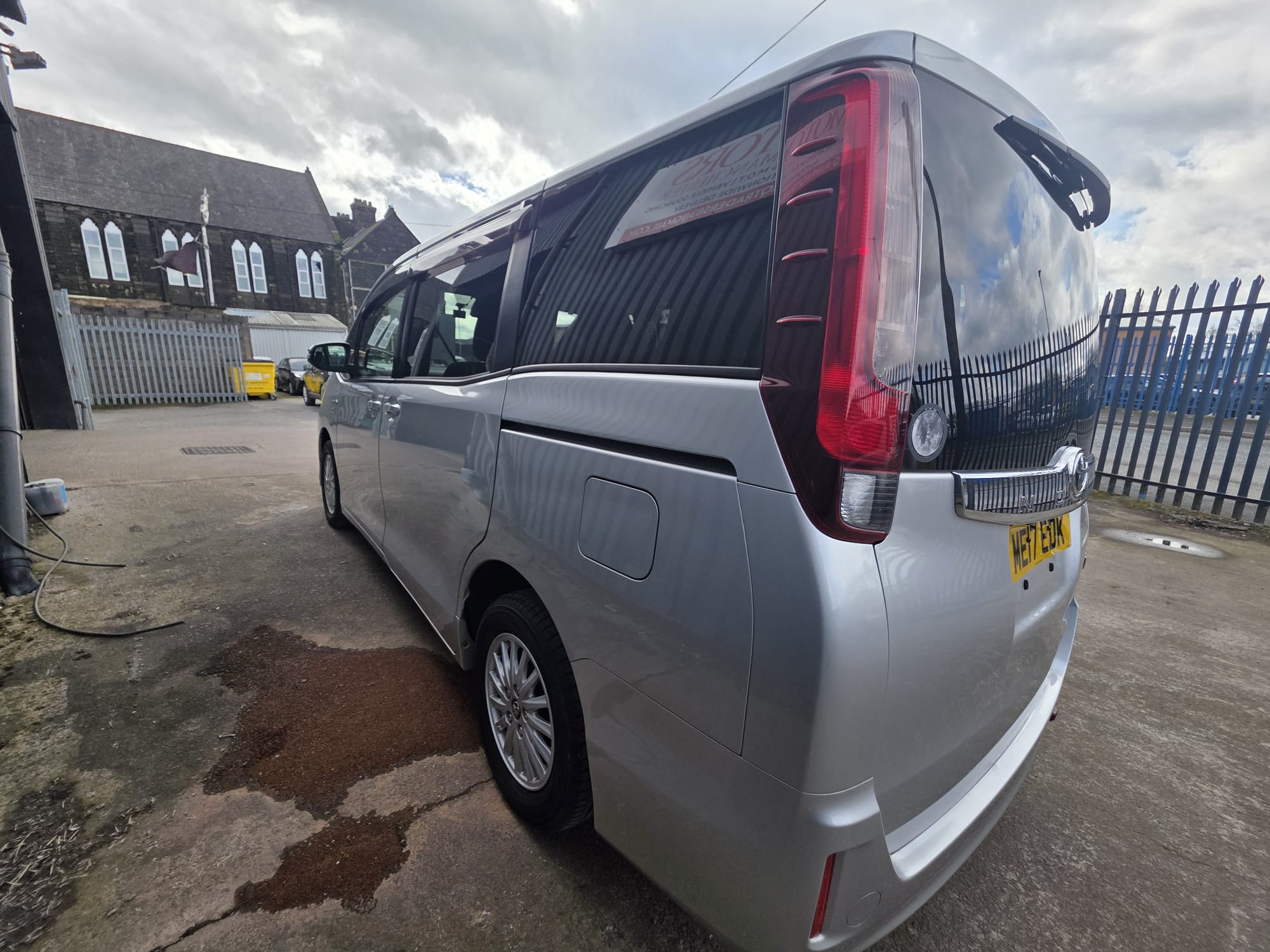 Toyota Noah  - Image 5