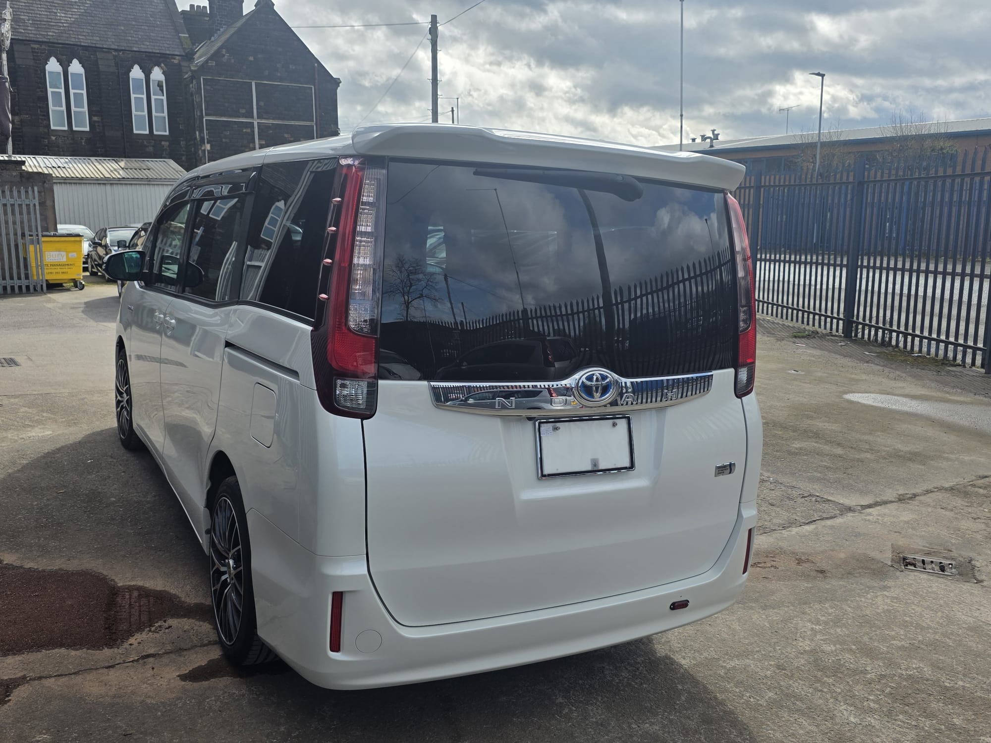 Toyota Noah  - Image 6