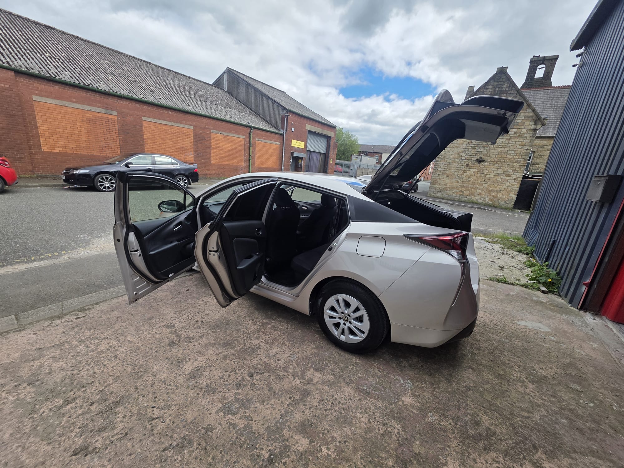 Toyota  Prius - Image 2