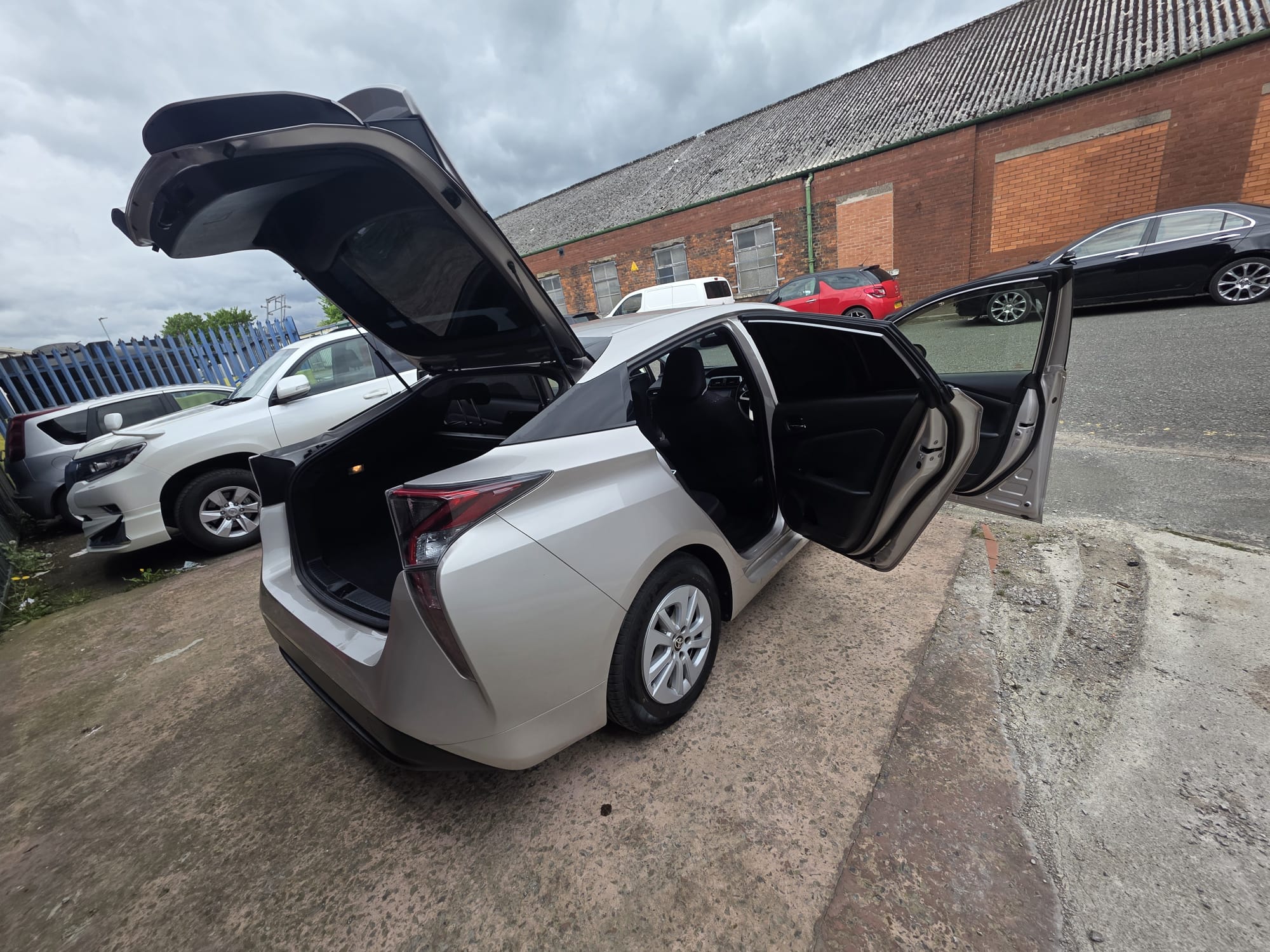 Toyota  Prius - Image 4