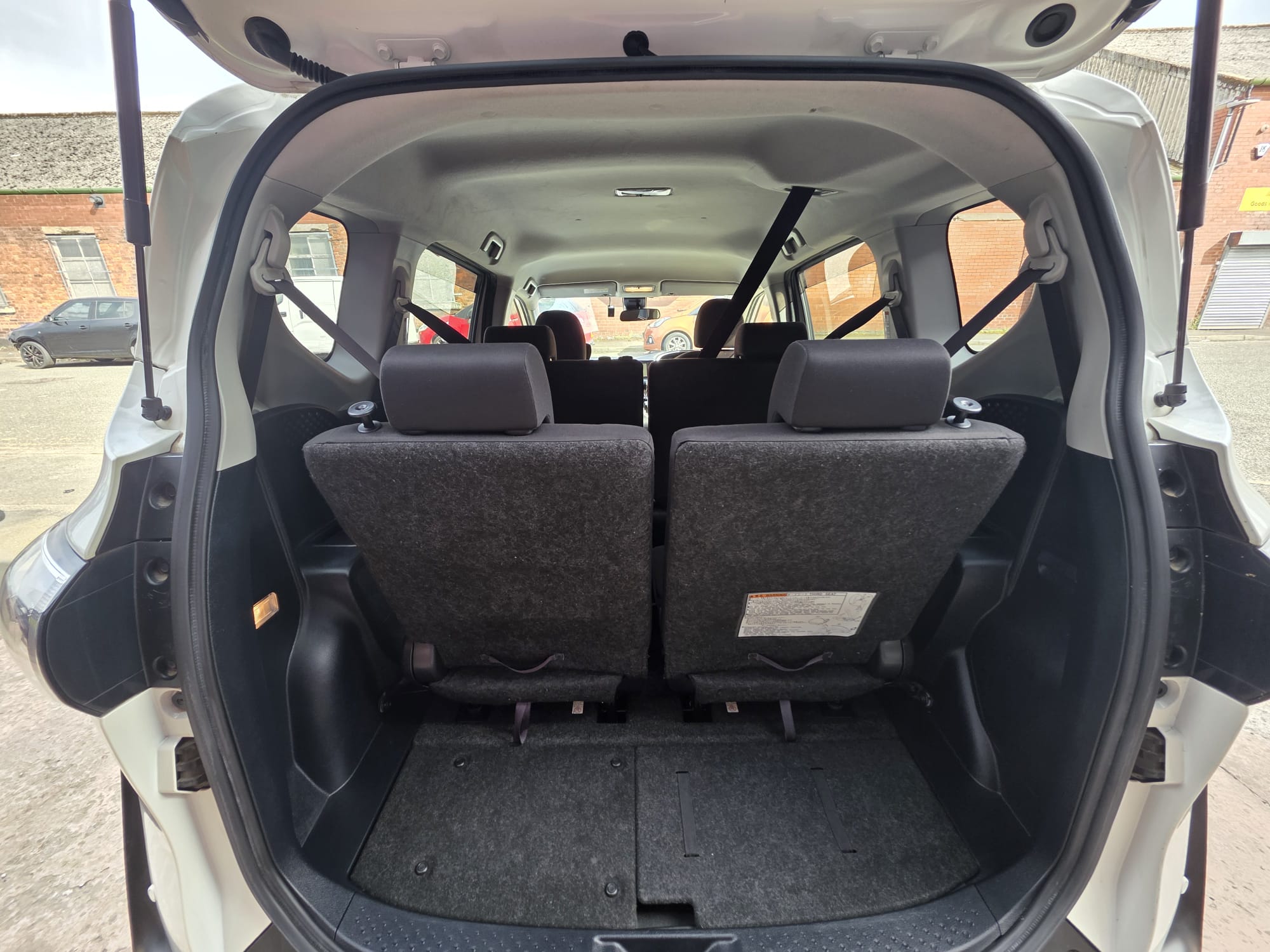 Toyota  Sienta - Image 5