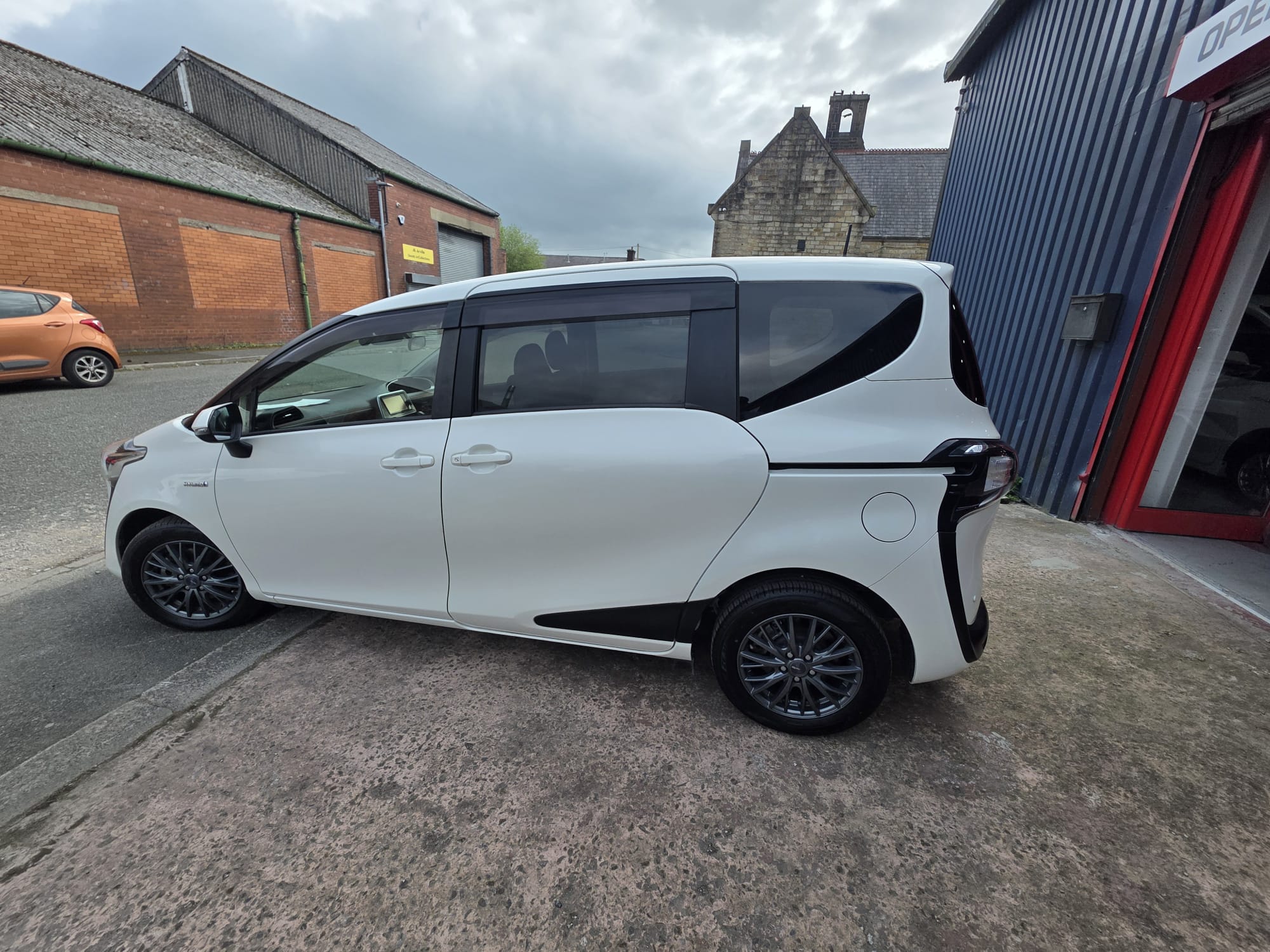 Toyota  Sienta - Image 4