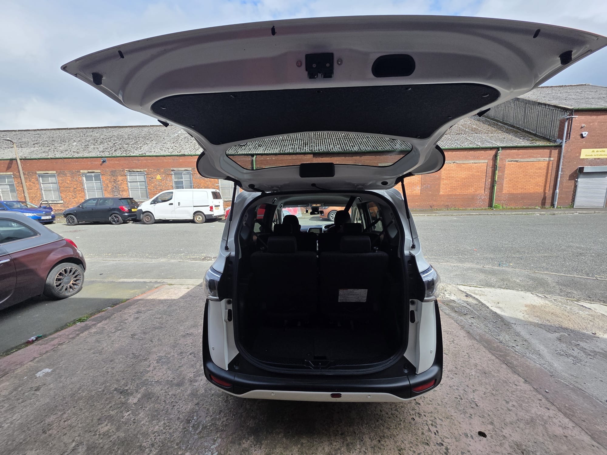 Toyota  Sienta - Image 9